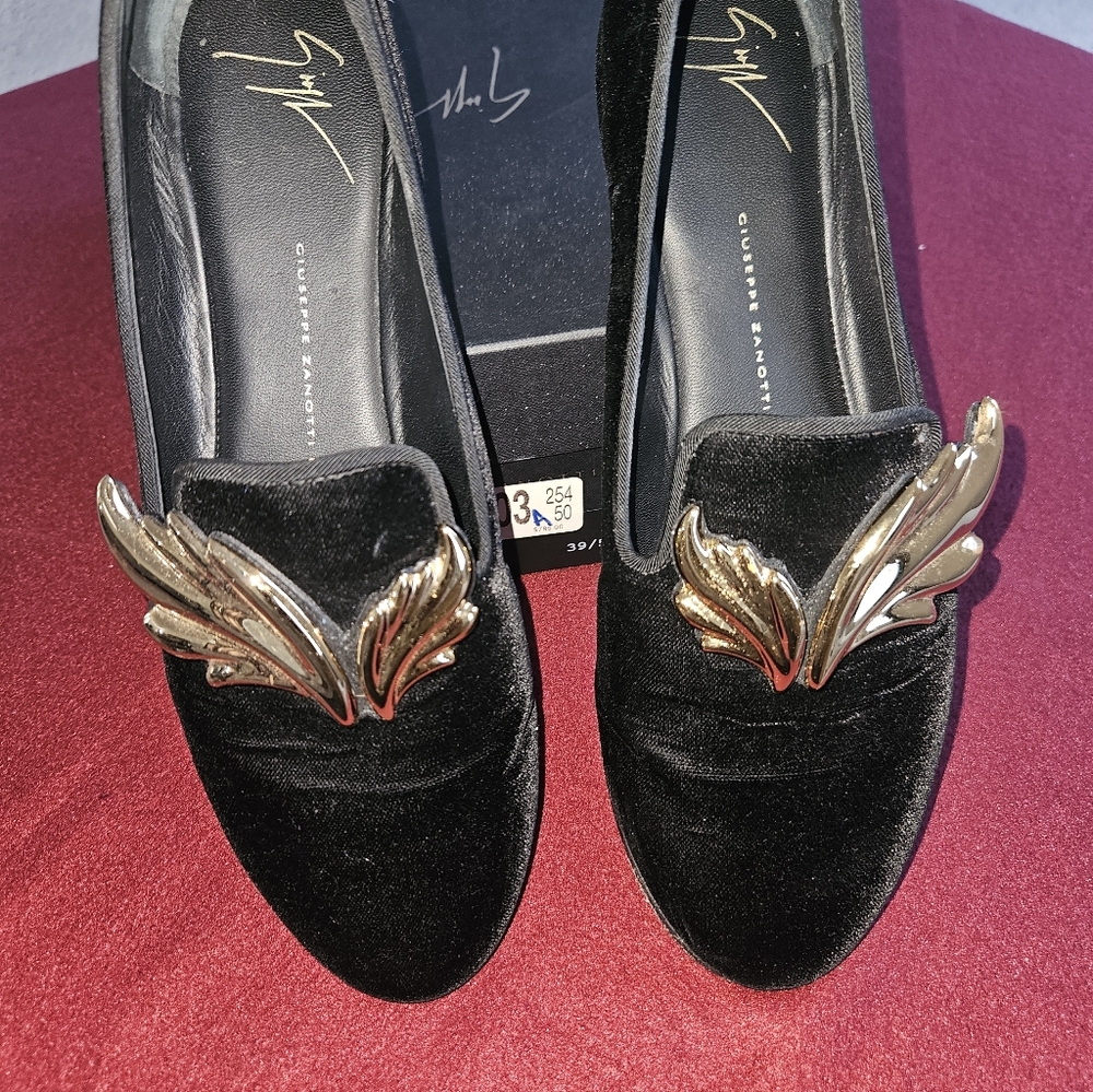 Chic Black Loafers with Gold Detailing - Picture 2 of 10